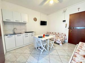 Studio with balcony by the beach