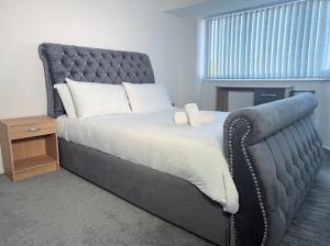 Contractor Friendly 3 Bedroom House Sleeps 5 with Free Parking