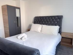 Contractor Friendly 3 Bedroom House Sleeps 5 with Free Parking