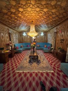 New Lakes Crown Group Of Houseboats