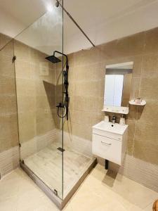 3BR Apartment w Terrace & Home Cinema - Marrakech