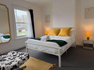 LAZURITE 3BR, Garden, Log Burner, Riverside view