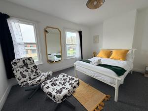 LAZURITE 3BR, Garden, Log Burner, Riverside view