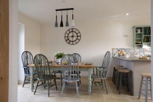 Family Country Cottage with Stunning Mountain View sleeps 12