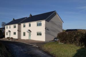Family Country Cottage with Stunning Mountain View sleeps 12