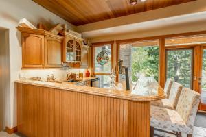 Eagle Lodge Pool & Private Hot Tub Ski In and Out