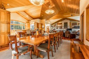Eagle Lodge Pool & Private Hot Tub Ski In and Out