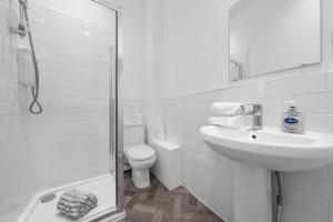 1-Bed Duplex with Sofa Bed in Airdrie Lanarkshire - Long Stays - Free Parking