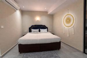 Modern Cozy Studio with King Bed & Kitchenette