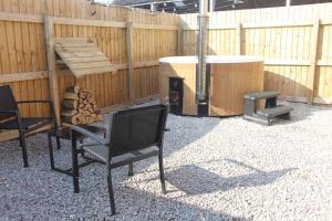 Robin Cottage Luxury Barn with Wood-Fired Hot Tub