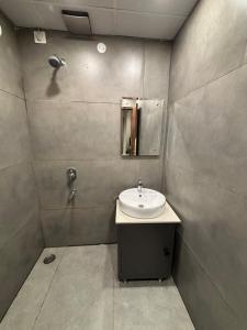 Modern Cozy Studio with King Bed & Kitchenette