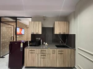 Modern Cozy Studio with King Bed & Kitchenette