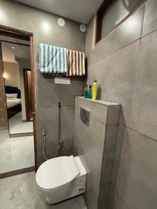 Modern Cozy Studio with King Bed & Kitchenette