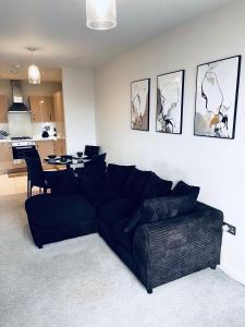 Modern 1 Bed room Apartment, Private Balcony & Free Parking