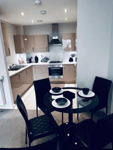 Modern 1 Bed room Apartment, Private Balcony & Free Parking