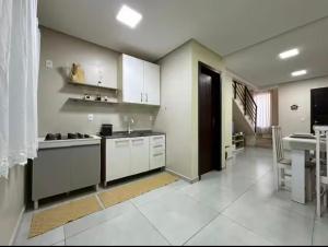 Casa moderna com garagem perto do aeroporto