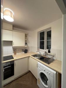 Arosa Escape- Modern2 bed suite,Sleeps 5,Free Parking,Ps4,KingBed,Wifi,Near Christies