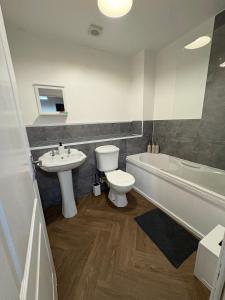 Arosa Escape- Modern2 bed suite,Sleeps 5,Free Parking,Ps4,KingBed,Wifi,Near Christies