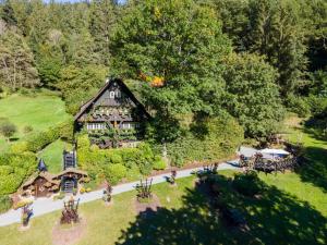 Schwarzwaldhaus Wolftal – Historisches Jagdanwesen, Park und Wildbach im Schwarzwald