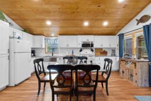 Lake Livingston Retreat, Firepit, Game Room