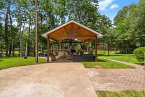 Lake Livingston Retreat, Firepit, Game Room