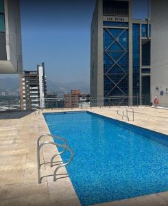 Apto moderno en el poblado con jacuzzi