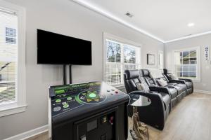 5 Bdrm Home w Epic Gameroom Pool Put put 7 Bds