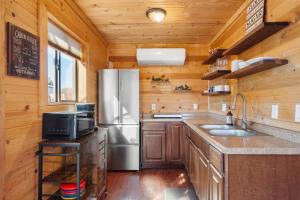Cozy Cub Cabin, Wilderness Retreat Williams AZ near Grand Canyon, Fire pit