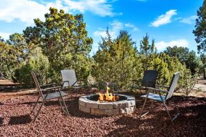 Cozy Cub Cabin, Wilderness Retreat Williams AZ near Grand Canyon, Fire pit