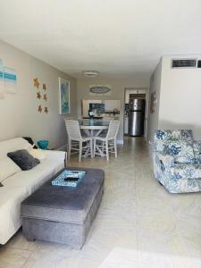 Bent Palm Club - Relaxing 1BR Beach Condo - Walk to Ocean - Pool - Balcony - Family Friendly