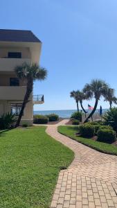 Bent Palm Club - Relaxing 1BR Beach Condo - Walk to Ocean - Pool - Balcony - Family Friendly