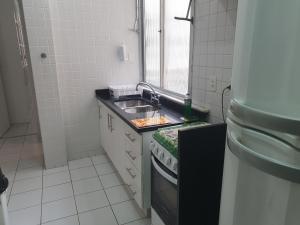 Apartamento 2 quartos com saída pra praia próximo de supermercados, bares e restaurantes