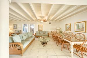 Casa de Rosa- Key Colony Beach Waterfront Pool Deluxe Home