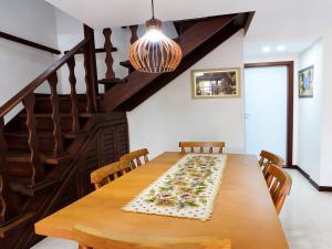 Em frente a praia com ar condicionado, churrasqueira, parquinho, quadra de voley e footbol