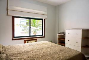 Em frente a praia com ar condicionado, churrasqueira, parquinho, quadra de voley e footbol