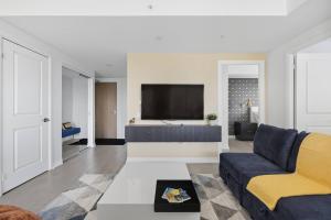 Bright & Stylish 3BR | Downtown + Parking