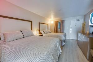 Remodeled Direct Oceanfront 1BR Coral Beach Pools