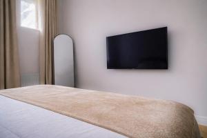 2 Bed Brixton Apartment Near Tube Free Gated Parking Sleeps 6