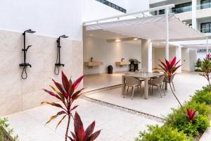 High-end 2BR wPrivate Pool + BBQ + Steps to Beach