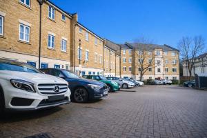 2 Bed Brixton Apartment Near Tube Free Gated Parking Sleeps 6