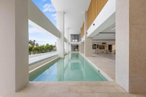High-end 2BR wPrivate Pool + BBQ + Steps to Beach