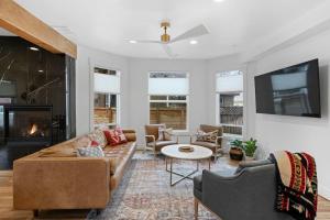 Dwntwn CDA Historic Remodel - Walk to Lake with Hot Tub