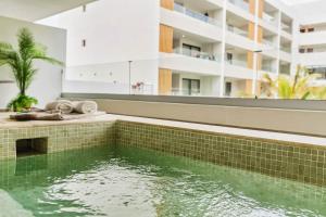High-end 2BR wPrivate Pool + BBQ + Steps to Beach