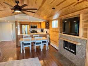 Cozy Cedar Lake Cabin