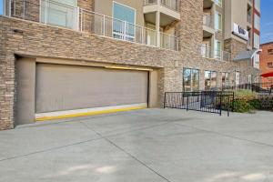 Spacious 2-Bedroom Urban Oasis