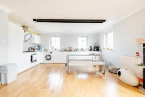Double room with private bathroom n parking direct connection to airport train station