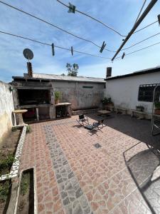 Casa completa hasta 9 personas, cochera, patio, parrilla, etc