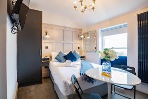 Scenic Marina Getaway