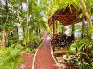 Amazing 2 bedroom condo steps from the beach!