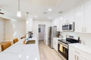 Vibrant first-floor condo with pool hot tub, right on the bike path